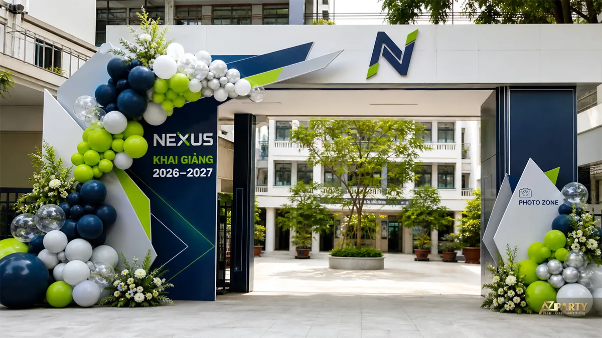 Cổng khai giảng Nexus màu xanh navy, xanh lá và bạc với khu photo zone