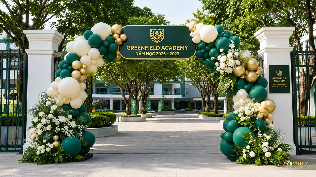 Cổng bóng xanh lá kem ánh vàng với hoa trắng tại trường quốc tế