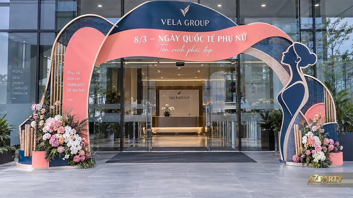 Cổng xanh đậm phối cam san hô, hình người phụ nữ và cụm hoa ở chân