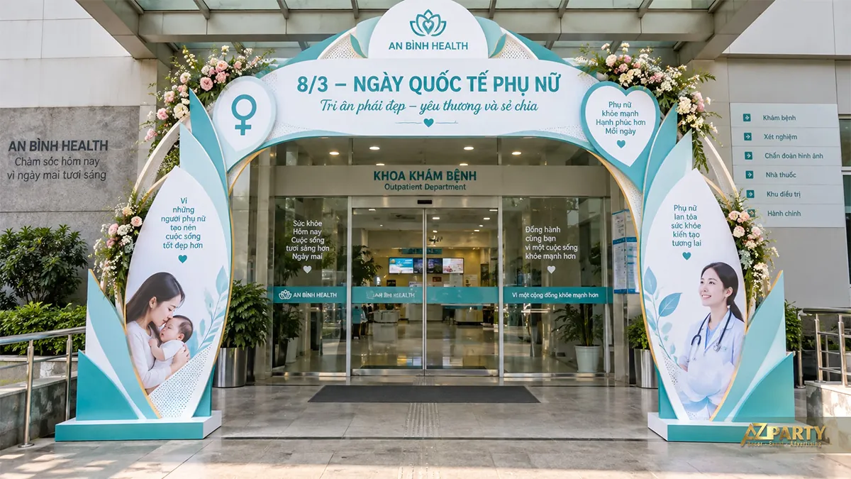 Cổng trắng xanh tại sảnh y tế với hình mẹ bế bé và nữ bác sĩ