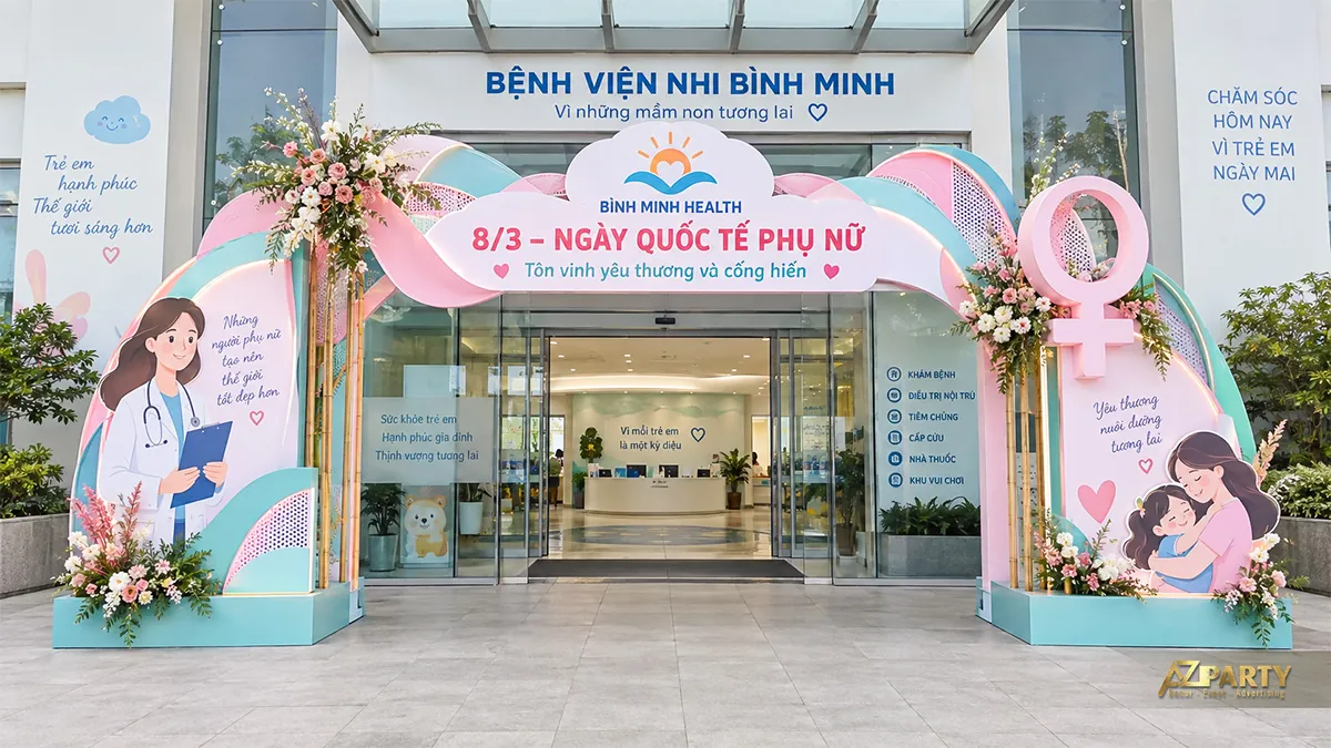 Cổng sảnh bệnh viện hồng xanh với nữ bác sĩ, mẹ ôm con và hoa