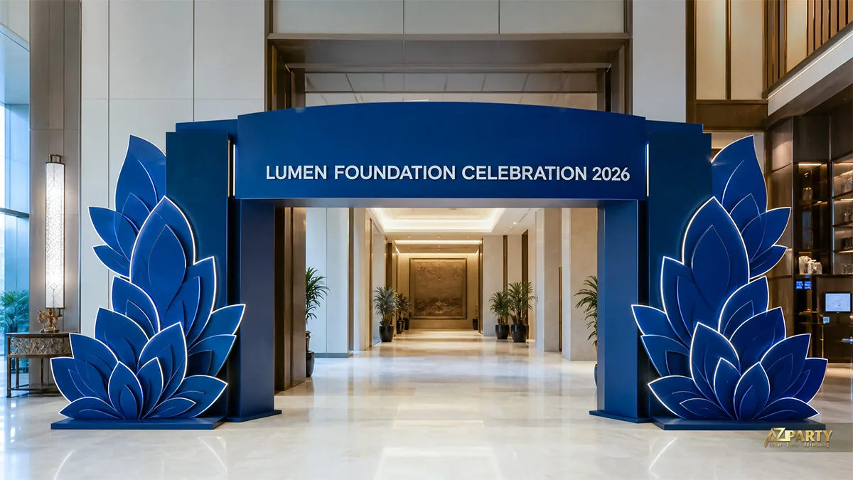 Cổng chào Lumen Foundation màu xanh dương với các lớp cánh hoa sen phát sáng hai bên