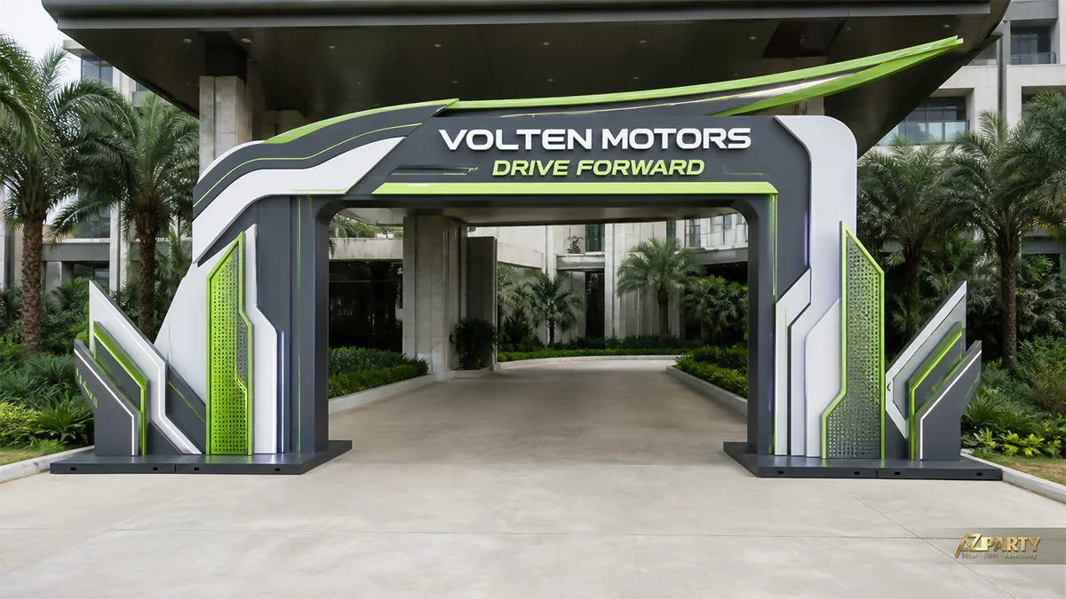Cổng sự kiện Volten Motors xám trắng điểm xanh neon, kiểu dáng mạnh và các mảng lưới hai bên