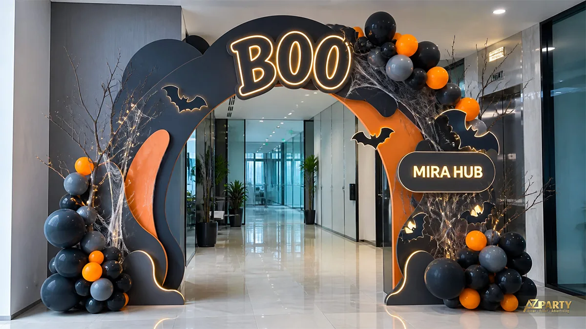 Cổng BOO tông đen cam hiện đại, trang trí đàn dơi và hai cụm bóng bay hai bên lối vào