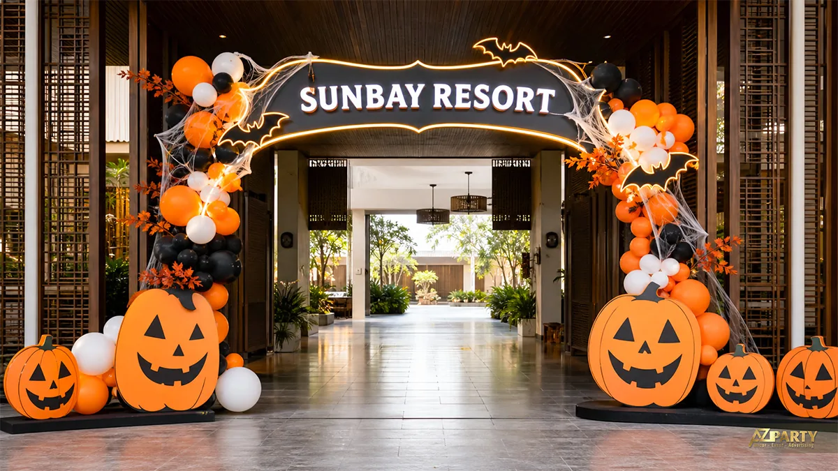 Cổng Halloween tại khu nghỉ dưỡng với bóng cam đen, bí ngô, mạng nhện và đèn lồng