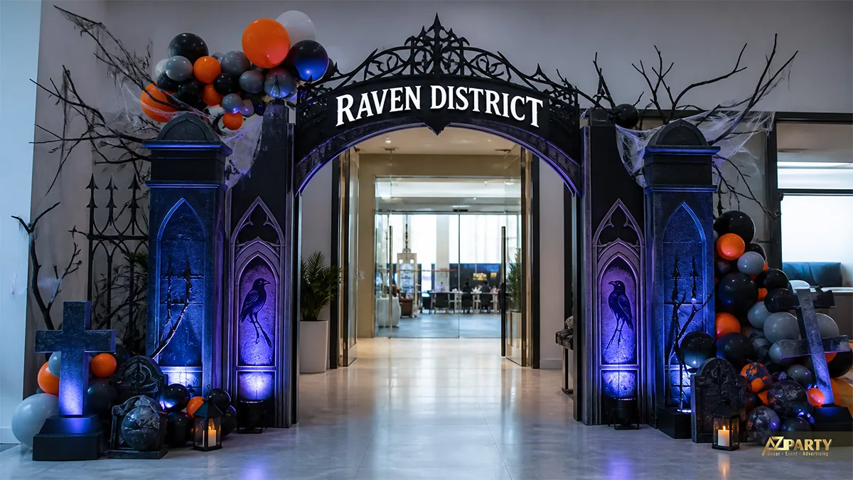Cổng Raven District phong cách Gothic màu xanh tím với quạ, bia mộ và cụm bóng