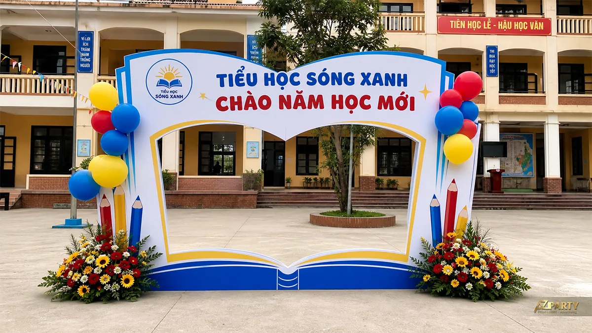 Cổng chào Tiểu học Sống Xanh hình sách mở, bút chì, bóng nhiều màu và hai cụm hoa