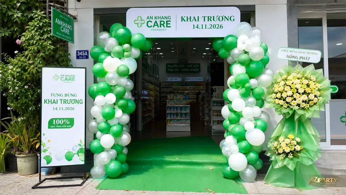 Cổng bóng An Khang Care màu xanh lá trắng và thảm xanh