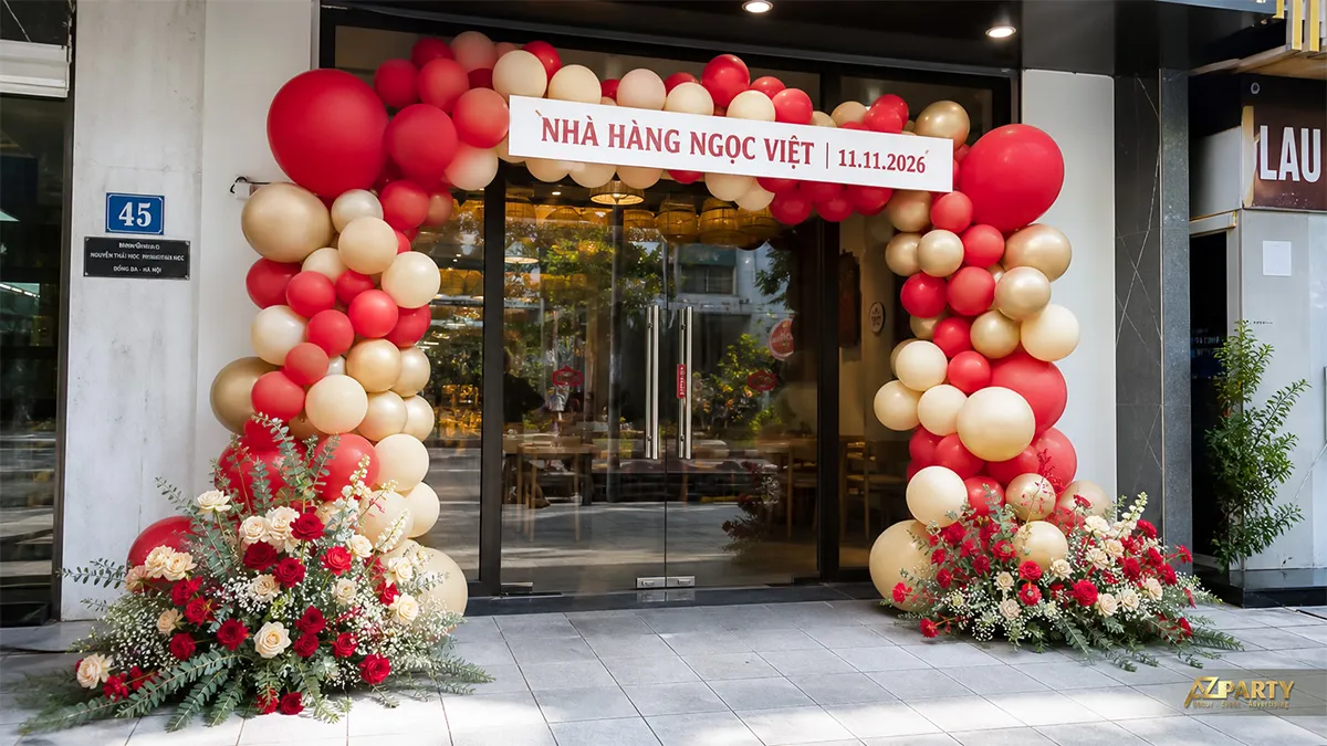 Cổng bóng khai trương nhà hàng màu đỏ vàng nổi bật trước cửa