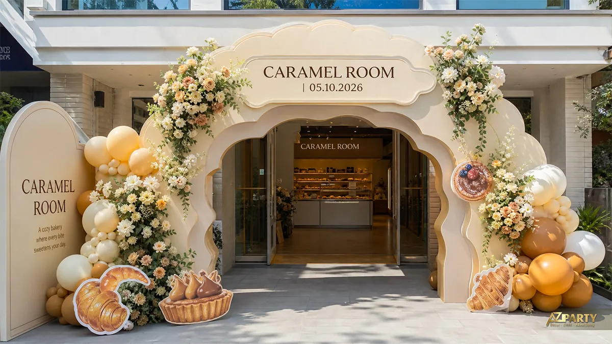 Cổng Caramel Bloom màu kem cam với cụm hoa và bóng