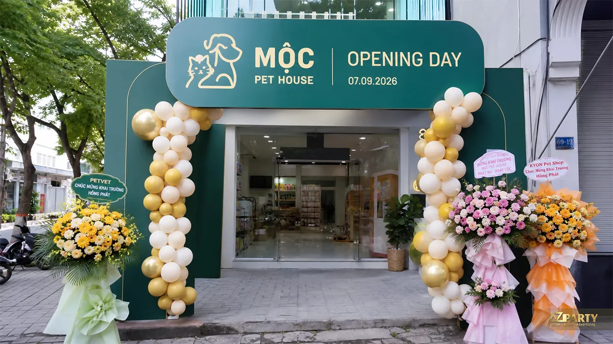 Cổng khai trương Mộc Pet House màu xanh đậm với bóng trắng vàng và kệ hoa chúc mừng