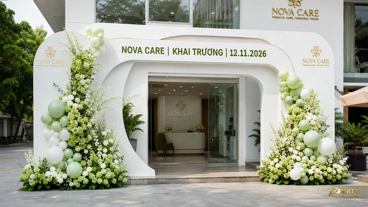 Cổng khai trương Nova Care màu trắng với hoa và bóng xanh nhạt hai bên