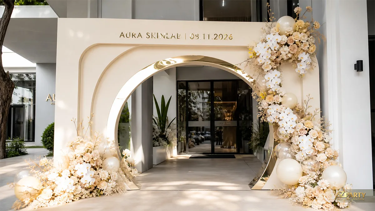 Cổng chào Aura Skinlab màu kem viền gương với lan trắng và hoa hồng nhạt