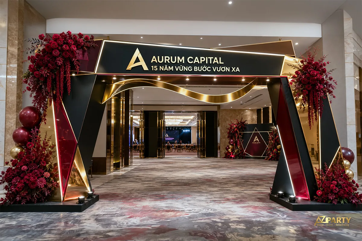 Cổng sự kiện 15 năm Aurum Capital tông đen vàng và hoa đỏ
