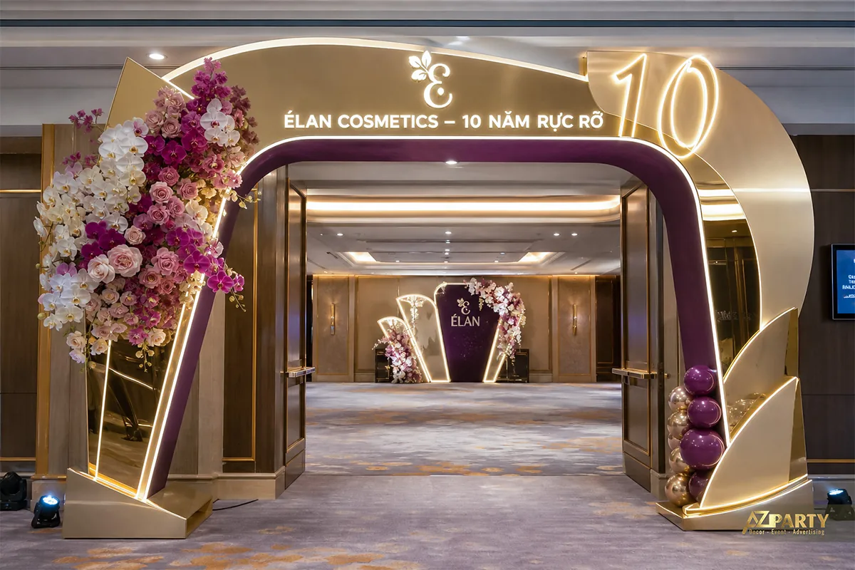 Cổng chào 10 năm Élan Cosmetics tông vàng tím phủ hoa lan