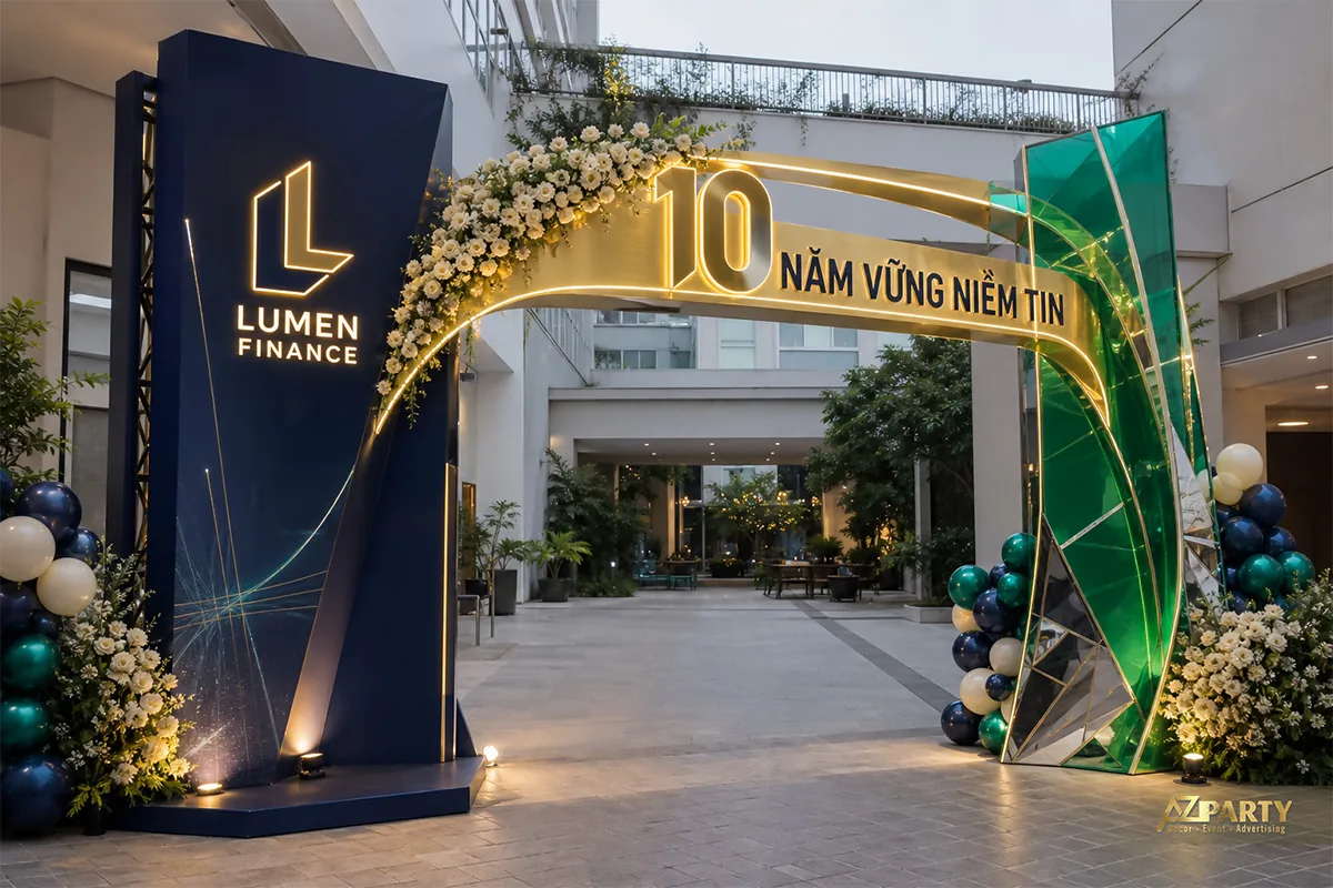 Cổng chào 10 năm Lumen Finance phối xanh navy xanh ngọc và hoa trắng