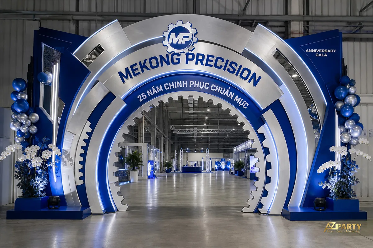 Cổng chào 25 năm Mekong Precision tạo hình bánh răng xanh bạc
