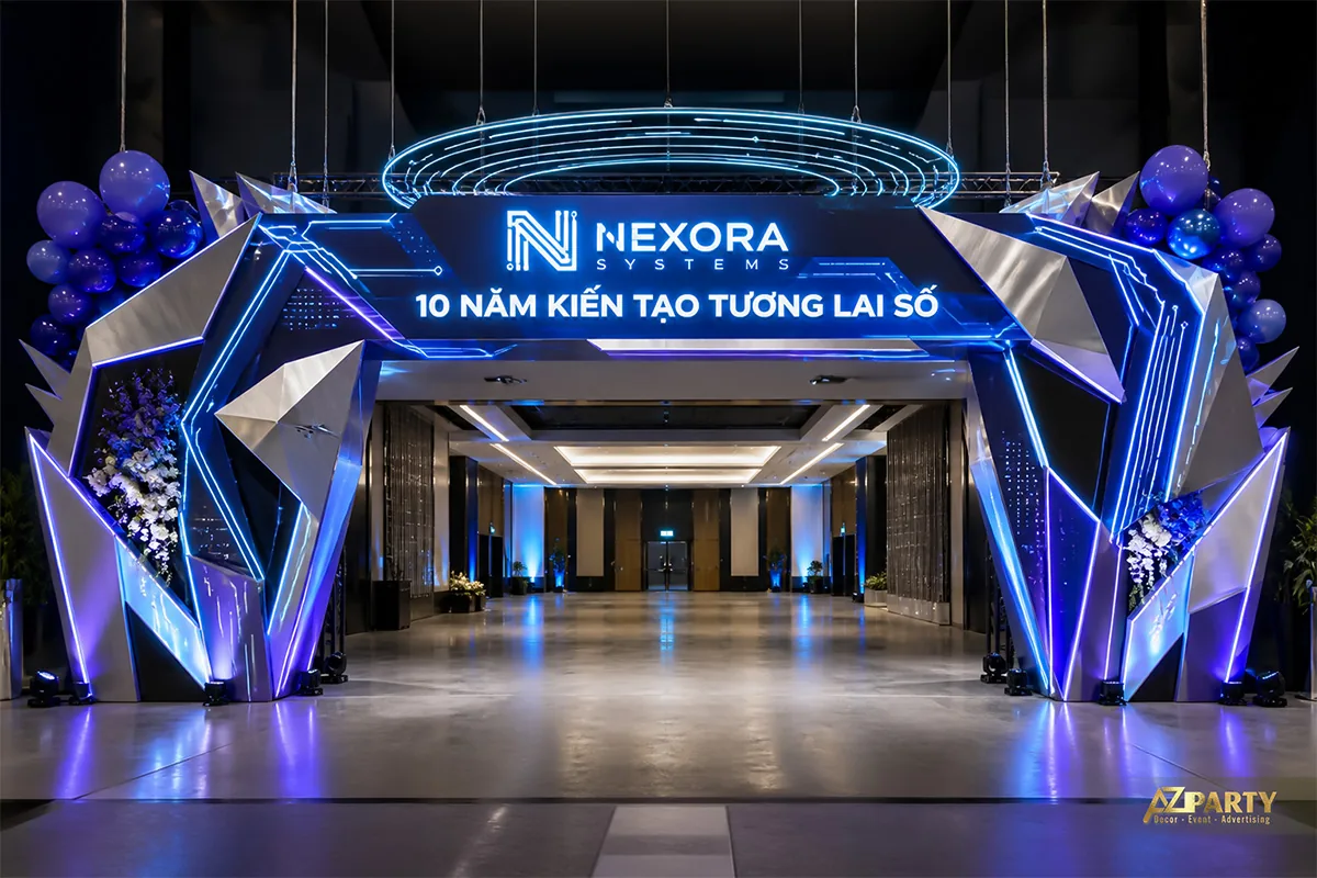 Cổng sự kiện 10 năm Nexora Systems với khối đa giác và ánh sáng xanh