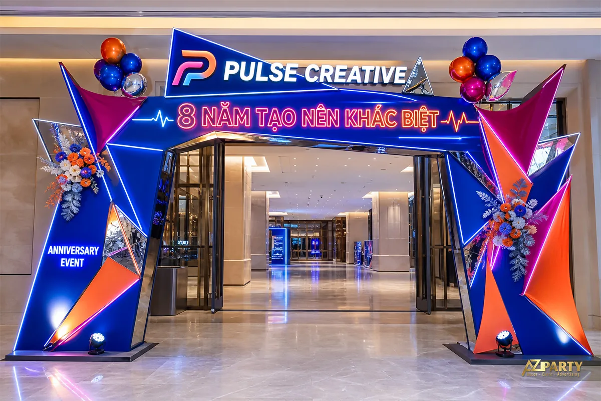 Cổng sự kiện 8 năm Pulse Creative với khối hình học xanh cam
