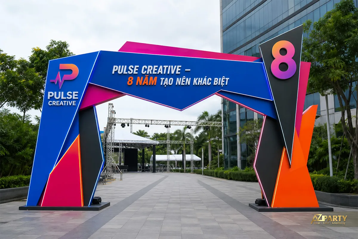 Cổng chào ngoài trời 8 năm Pulse Creative tông xanh hồng cam