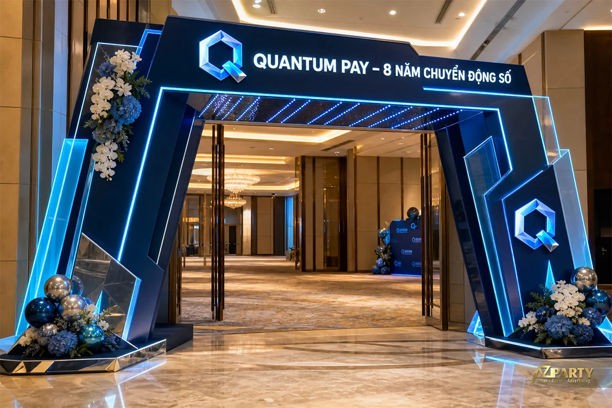 Cổng sự kiện 8 năm Quantum Pay với khung đa giác và đèn xanh