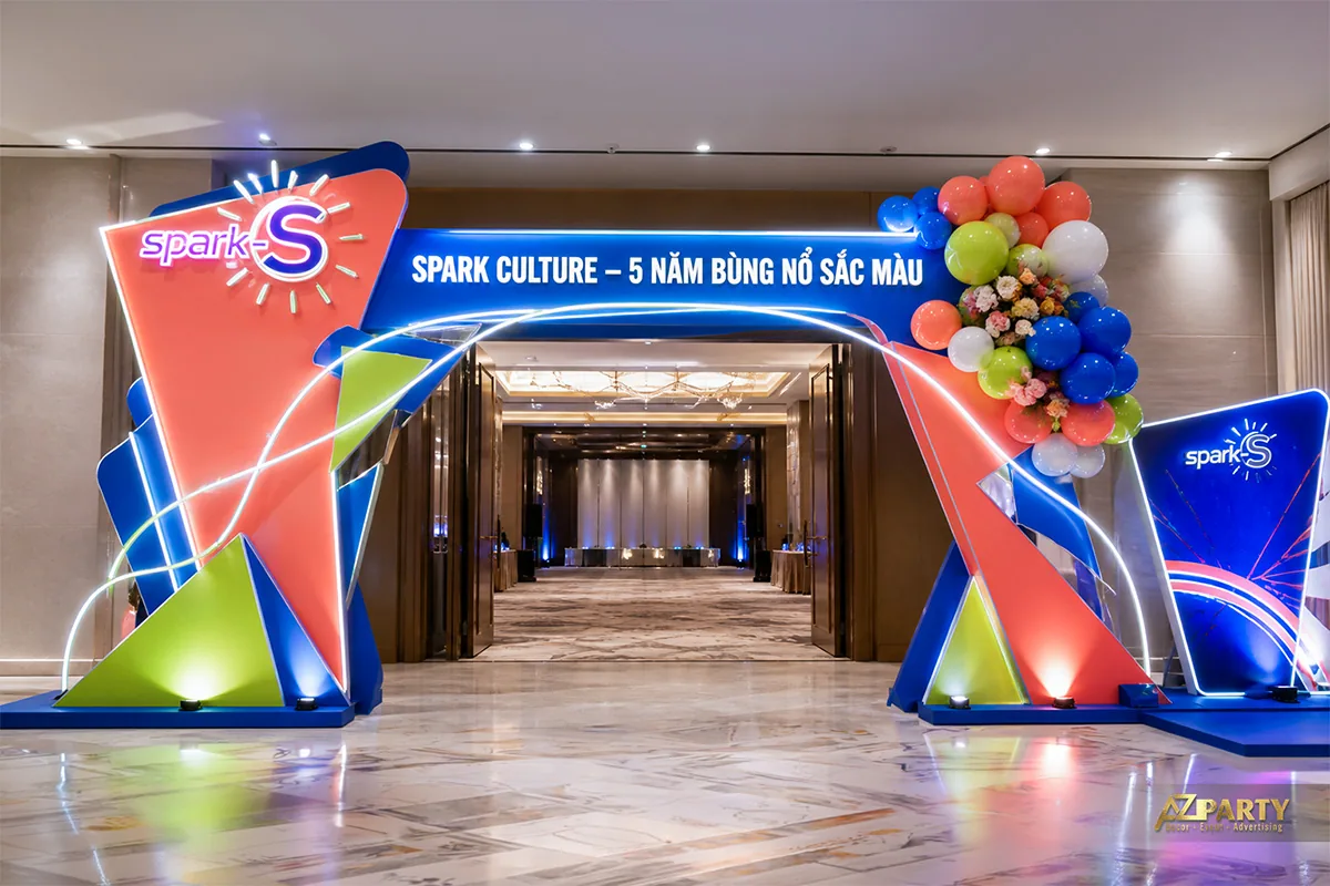 Cổng chào 5 năm Spark Culture nhiều màu với cụm bóng bay