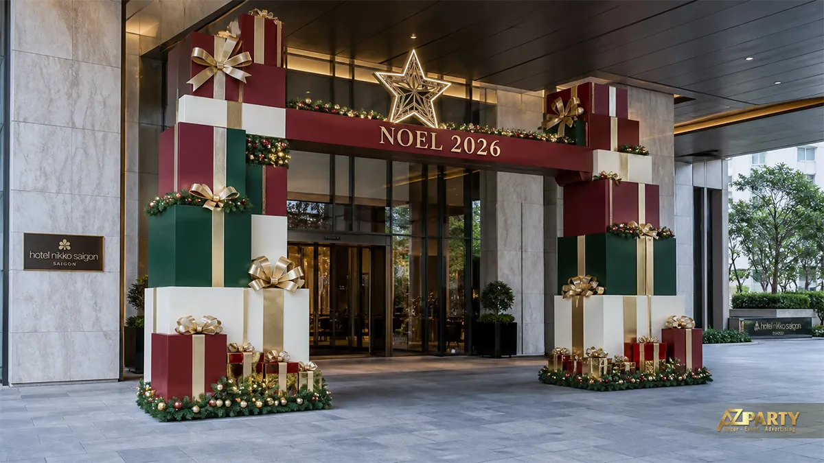 Cổng Noel tạo hình những hộp quà xanh burgundy xếp tầng trước cửa sảnh