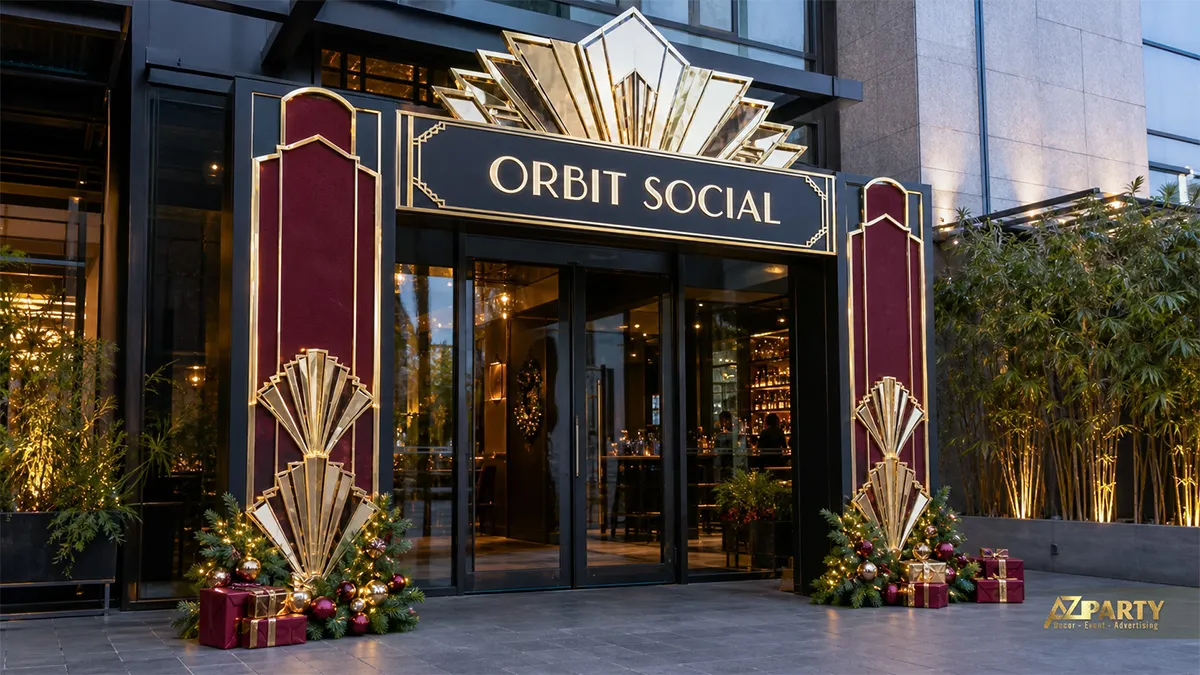 Cổng Noel phong cách Art Deco burgundy đen với chi tiết quạt vàng và cụm quà