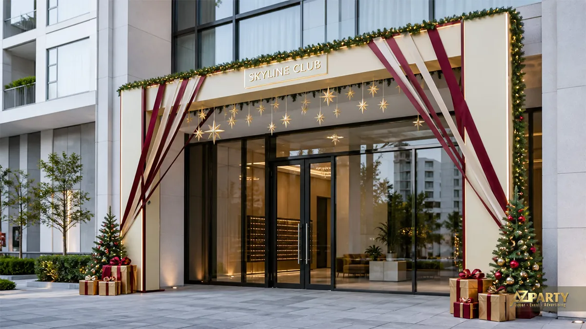 Cổng khung kem với rèm burgundy, sao vàng và dây đèn treo trước clubhouse