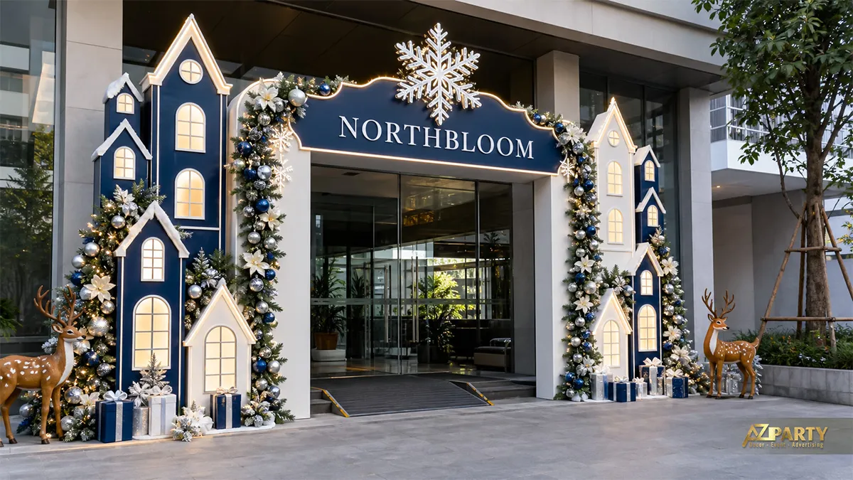 Cổng Noel mô phỏng dãy nhà xanh trắng, bông tuyết và tuần lộc tại lối vào