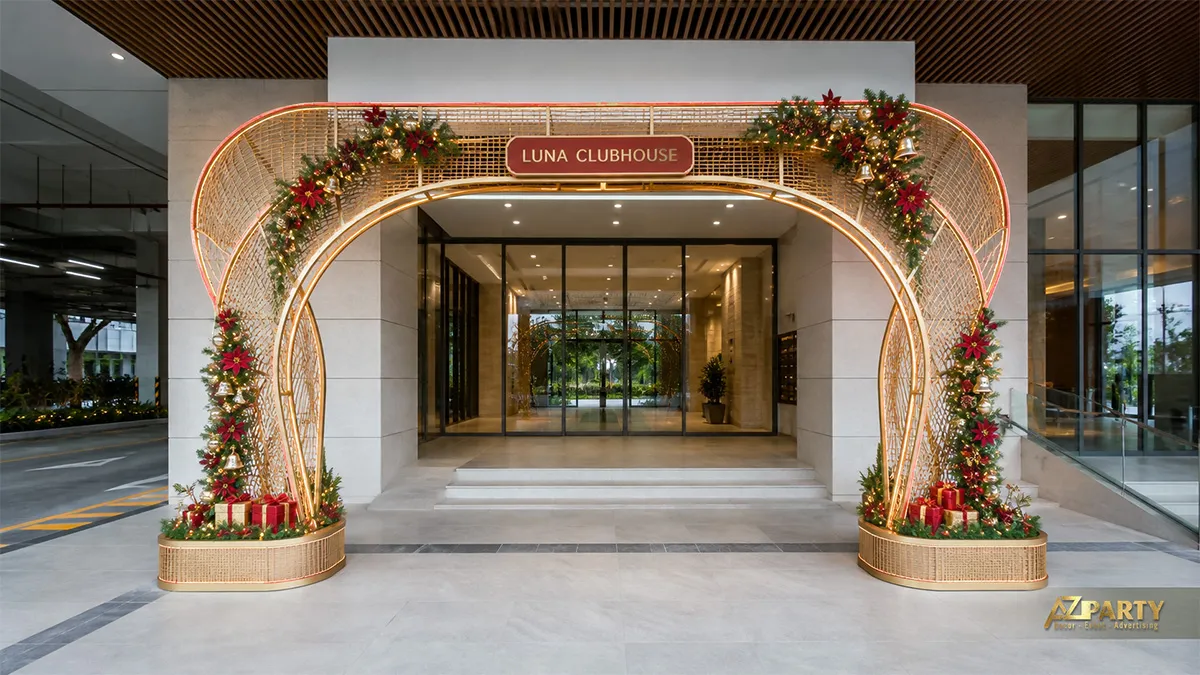 Cổng Noel khung lưới màu vàng đồng, lá thông và đèn ấm tại lối vào clubhouse