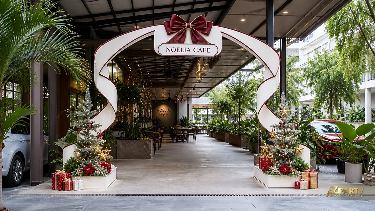 Cổng Noel hình dải ruy băng trắng burgundy có nơ lớn trước quán cà phê