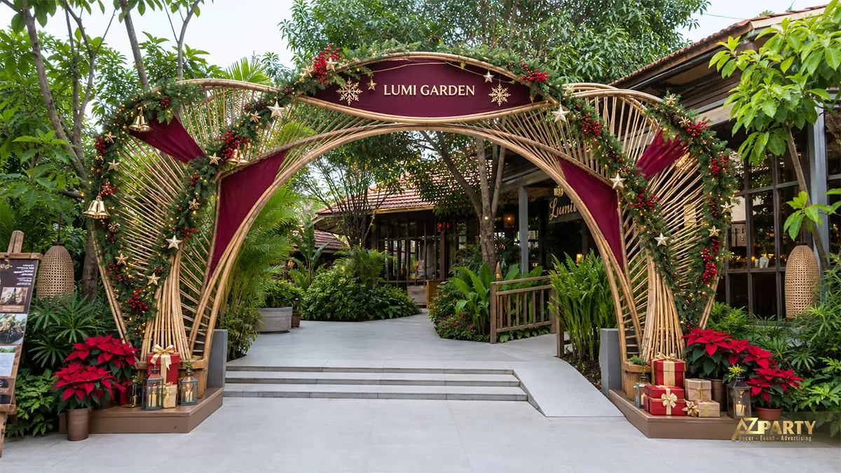 Cổng Noel tre đan vòm cong, dây thông, poinsettia và giỏ quà trong khu vườn