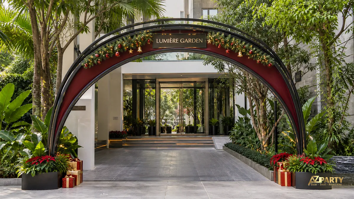 Cổng vòm burgundy đen viền dây thông tại lối vào khu vườn