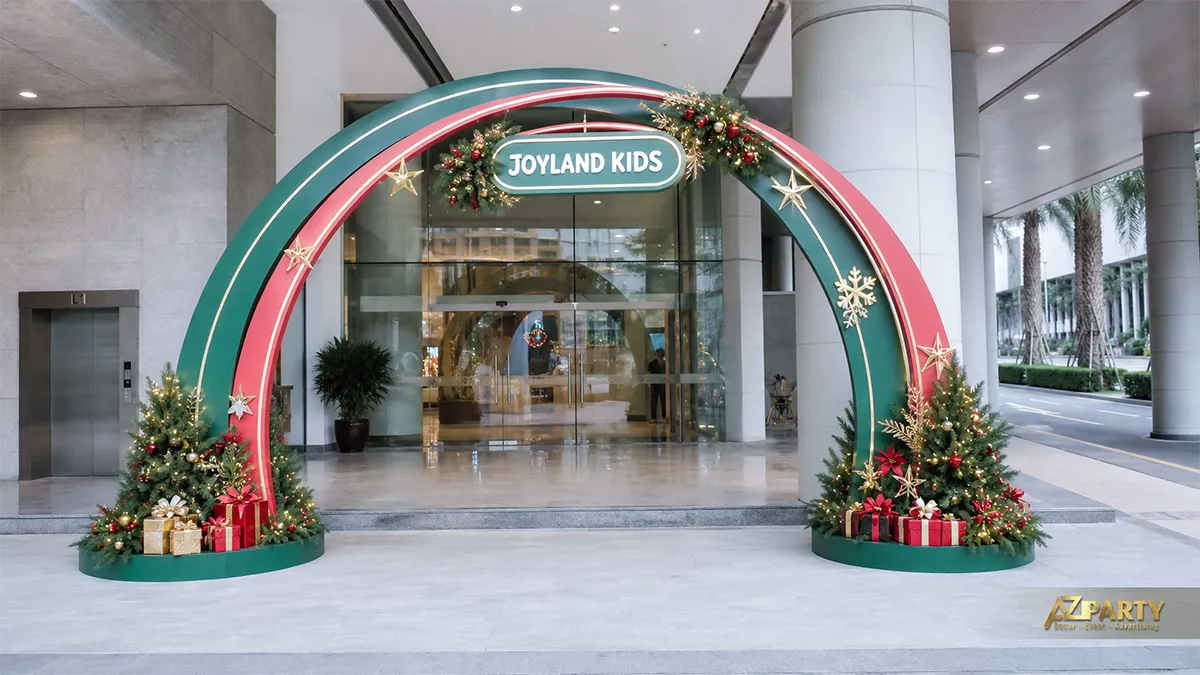Cổng Noel vòng tròn xanh rêu viền hồng, sao vàng và hộp quà cho khu vui chơi