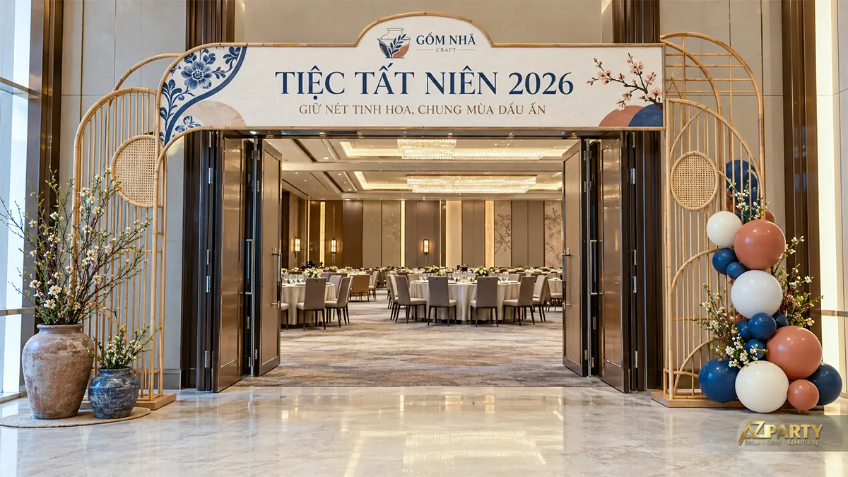 Cổng tre và họa tiết gốm xanh, điểm bóng màu đất bên phải