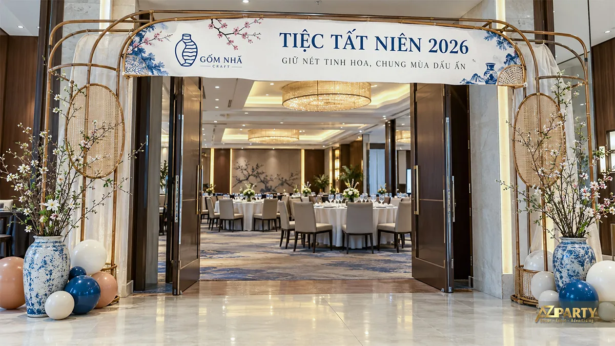 Cổng tre cong, bình gốm xanh trắng và cành hoa hai bên