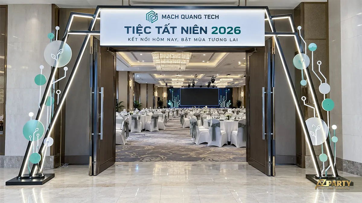 Cổng công nghệ màu bạc với viền đèn và họa tiết mạch điện