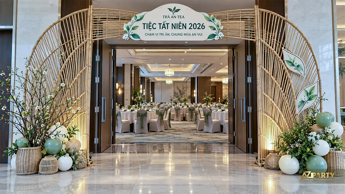 Cổng tre uốn cong, giỏ mây và hoa trắng xanh hai bên
