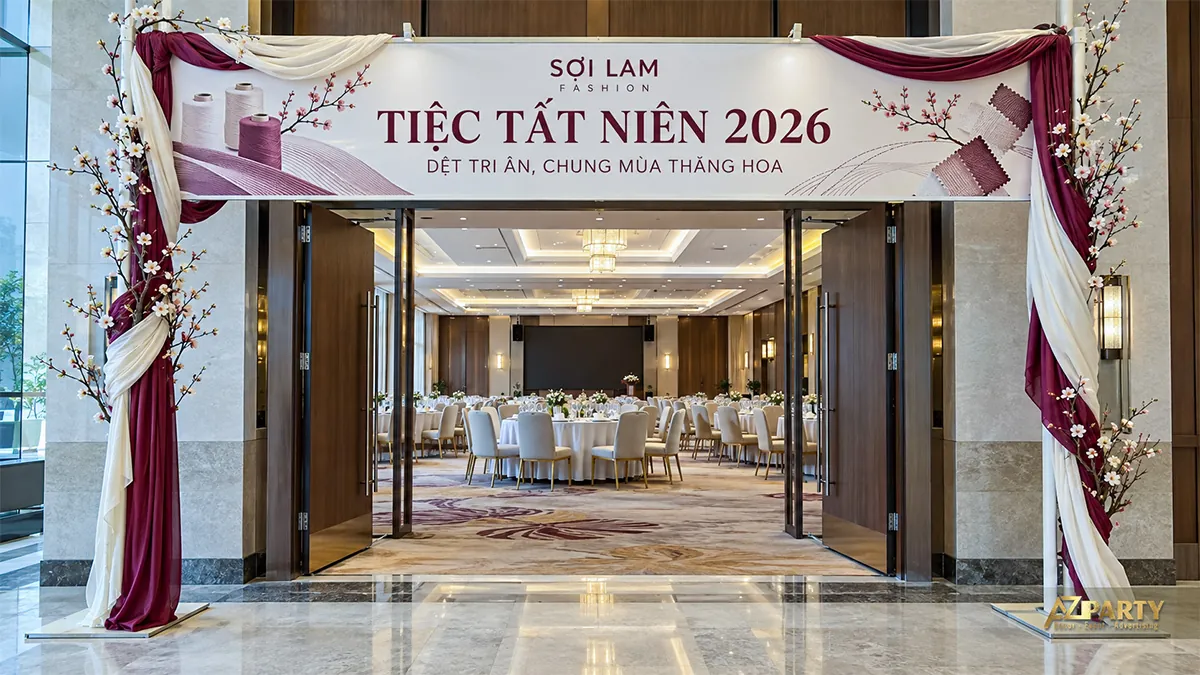 Cổng vải đỏ rượu và kem với cành hoa ở hai trụ