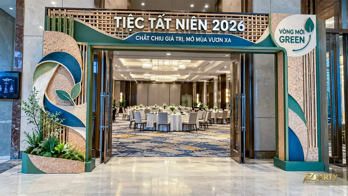 Cổng xanh lá với vách tre, hình lá và chậu cây phía dưới