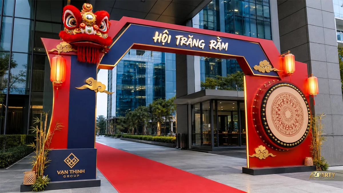Cổng đỏ xanh có đầu lân và trống hội