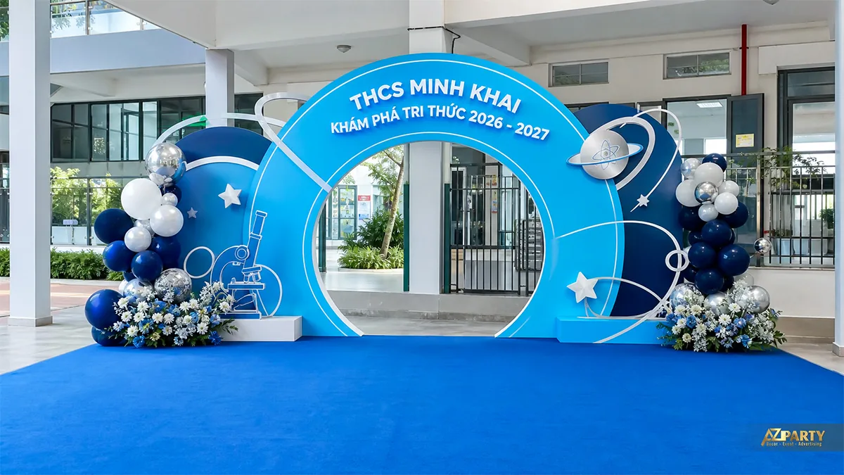 Cổng check-in THCS Minh Khai màu xanh với kính hiển vi, quỹ đạo hành tinh và bóng bạc