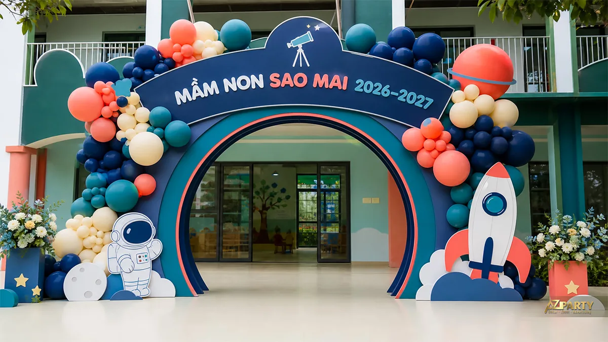 Cổng khai giảng mầm non Sao Mai chủ đề vũ trụ với phi hành gia, tên lửa và bóng xanh cam