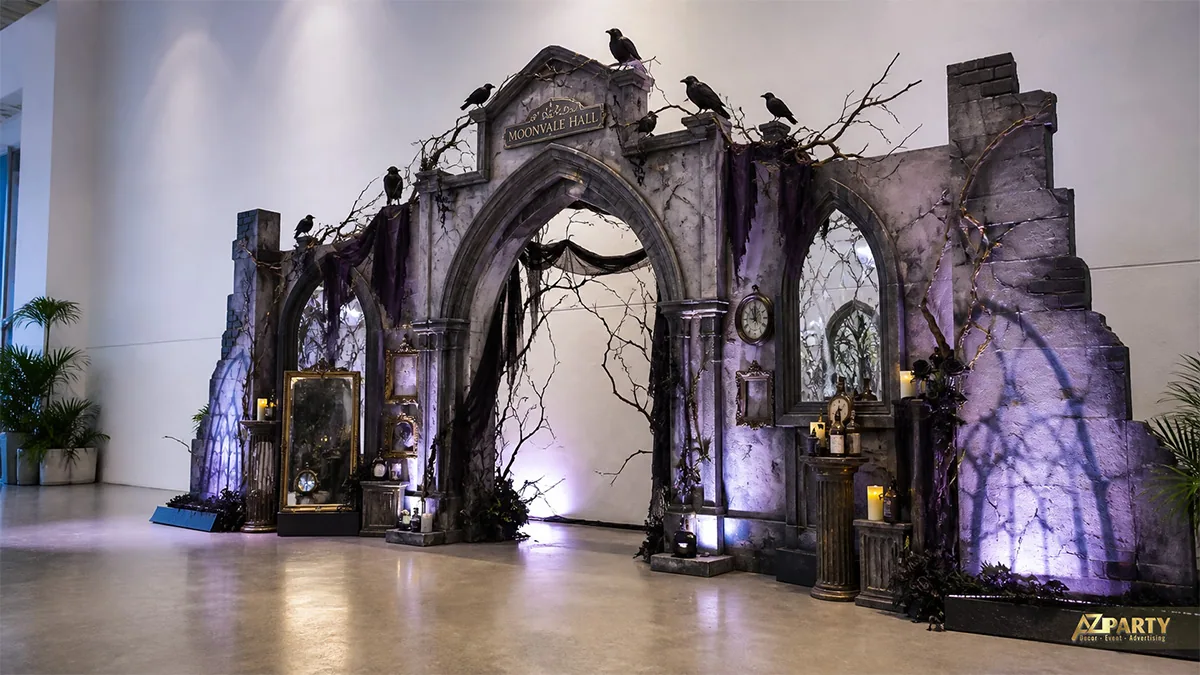 Cổng lâu đài đổ nát Halloween với vòm đá Gothic, quạ đen, gương cổ và nến
