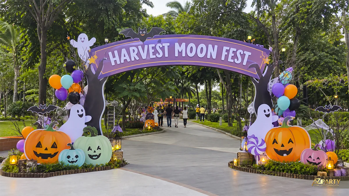 Cổng lễ hội Halloween ngoài trời với ma trắng, bí ngô nhiều màu và bóng bay