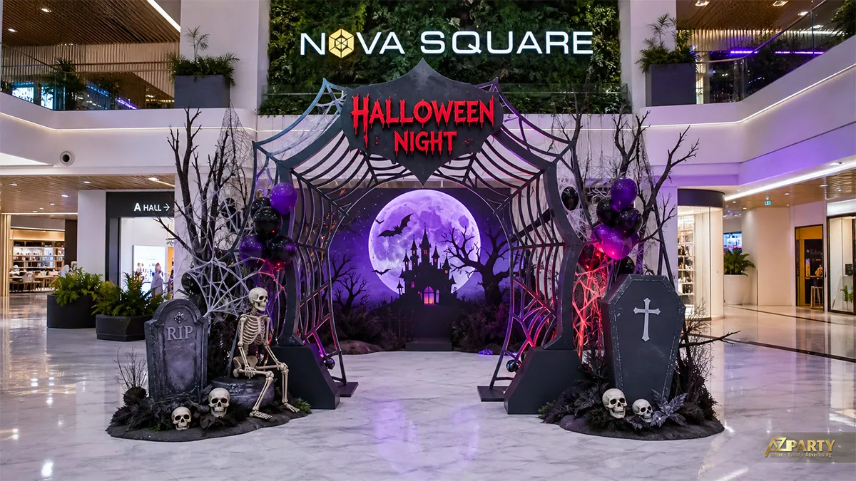Cổng mạng nhện Halloween tại trung tâm thương mại với lâu đài trăng tím và bộ xương