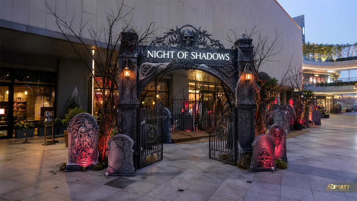 Cổng nghĩa địa Halloween ngoài trời với bia mộ, đầu lâu và ánh sáng đỏ