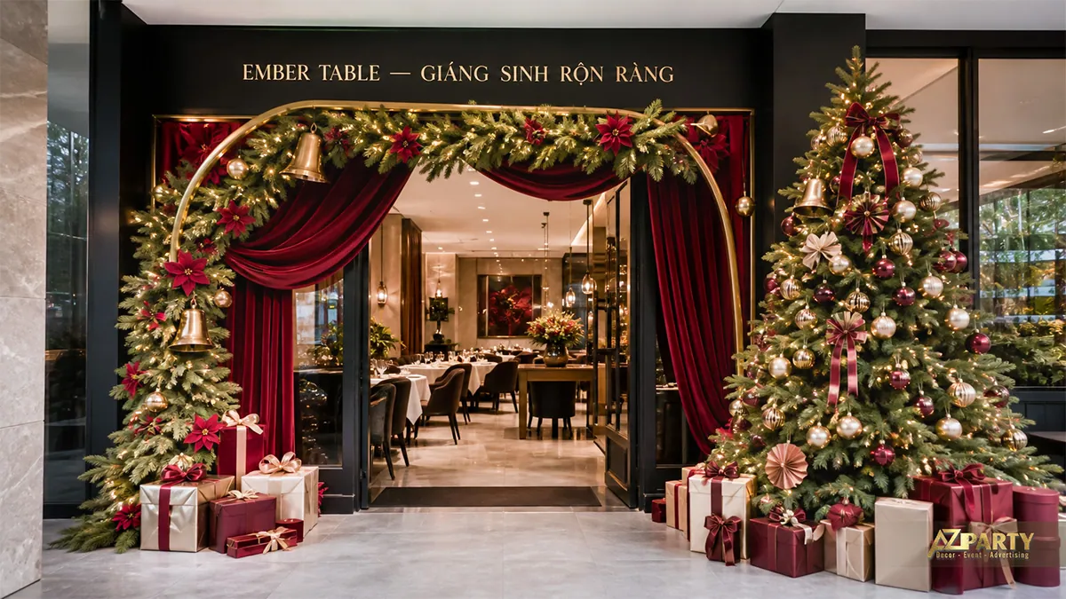 Cổng nhà hàng bọc rèm burgundy, dây thông và cây Noel lấp lánh