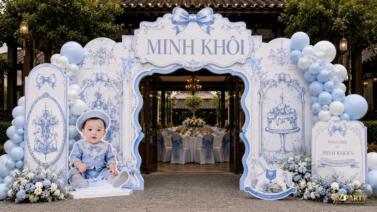 Cổng thôi nôi Minh Khôi tone xanh trắng ngoài trời với nơ lớn, carousel, bóng bay và hoa trang trí